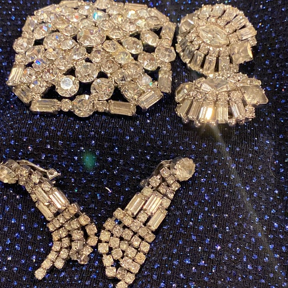 Unsigned Weiss  Clear Crystal Earrings. Silver Tone. Clip Backs. - Picture 14 of 15